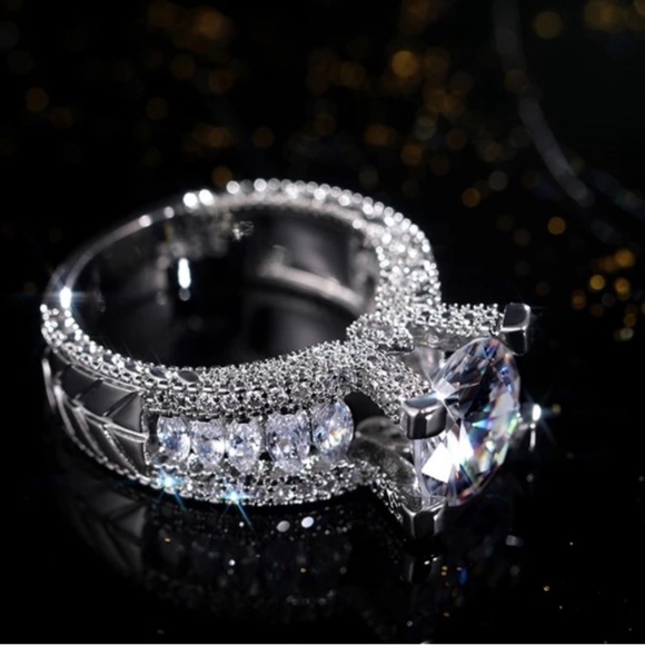 Luxury Sterling Silver Diamond Ring - Picture 4 of 6